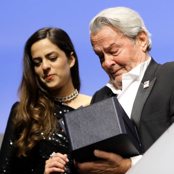 Alain Delon (avec un badge Paris Match d'une ancienne couverture du magazine titrant "Alain Delon, mes deux amours, Rosalie et Anouchka) et sa fille Anouchka (Robe Elie Saab) - Remise de la Palme d'Honneur à Alain Delon lors du 72ème Festival International du Film de Cannes. On may 19th 2019 © Jacovides-Moreau / Bestimage 