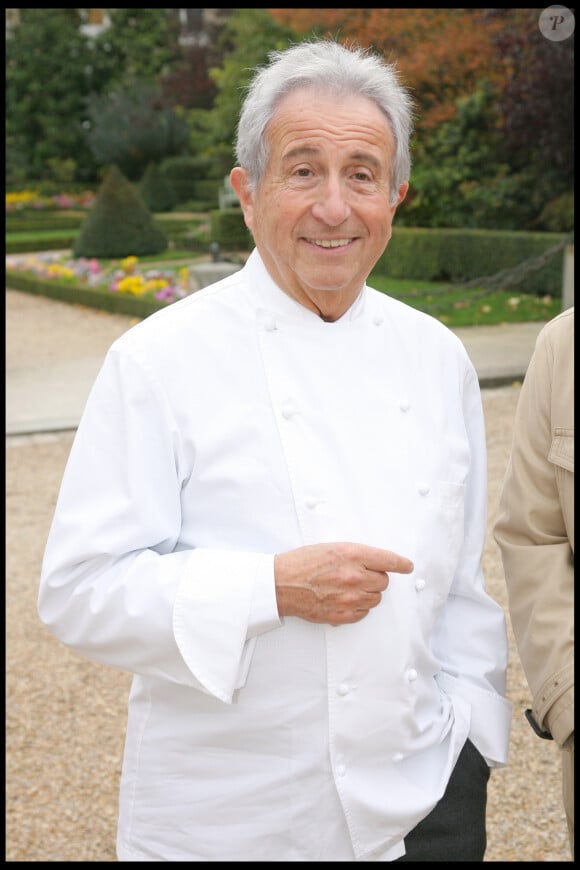 MICHEL GUERARD - DEJEUNER PREPARE PAR DES CHEFS A L' HOTEL DE LASSAY DANS LE CADRE DE LA CANDIDATURE DE LA FRANCE AU PATRIMOINE MONDIAL DE L' UNESCO.  CHEF CUISINIER