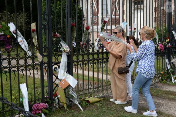 Illustration au domaine de Douchy après l'annonce de la mort de Alain Delon le 18 août 2024.