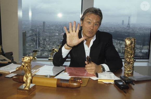 En France, à Paris, Alain Delon dans son bureau situé au 41ème étage de la tour Gan à La Défense, entouré de ses diverses récompenses d'acteur, CESAR, 7 D'OR, OURS. Le 21 février 1995 © Michel Marizy via Bestimage