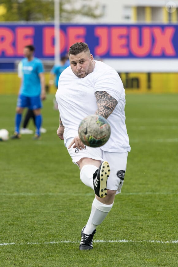 Le Youtubeur "Nicocapone" (Nicolas "Nico" Scudéri) lors du match de football caritatif pour l’UNICEF opposant la Team Unicef face à la Team Bourg-en-Bresse au stade Jean Laville à Bourg-en-Bresse, France, le 10 avril 2023. L’UNICEF a récolté 10 000€ devant plus de 4000 spectateurs.© Pierre Perusseau/Bestimage 