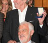 Lui et Belmondo étaient des immenses stars, généreuses avec leur public et près à se mettre en scène pour cultiver leur mythe et faire plaisirs à leurs fans. 
Alain Delon et Jean-Paul Belmondo - Remise du 70ème prix du polar "Quai des Orfèvres 2017" par la marraine l'actrice Alice Taglioni, à Pierre Pouchairet pour son livre "Mortels Traffics" à Paris. Le 15 novembre 2016, en présence d'Alain Delon et Jean-Paul Belmondo qui ont reçu des médailles. © Didier Sabardin/Bestimage 