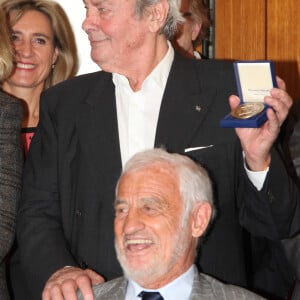 Lui et Belmondo étaient des immenses stars, généreuses avec leur public et près à se mettre en scène pour cultiver leur mythe et faire plaisirs à leurs fans. 
Alain Delon et Jean-Paul Belmondo - Remise du 70ème prix du polar "Quai des Orfèvres 2017" par la marraine l'actrice Alice Taglioni, à Pierre Pouchairet pour son livre "Mortels Traffics" à Paris. Le 15 novembre 2016, en présence d'Alain Delon et Jean-Paul Belmondo qui ont reçu des médailles. © Didier Sabardin/Bestimage 