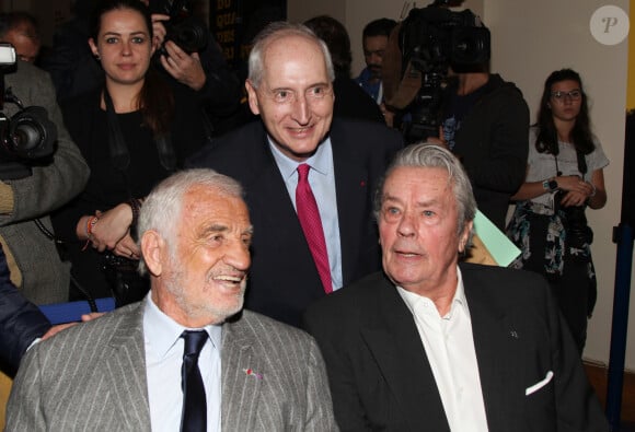 Une nouvelle vague d'acteurs qui nous fera regretter d'autant plus Alain Delon.
Jean-Paul Belmondo, Michel Cadot et Alain Delon - Remise du 70ème prix du polar "Quai des Orfèvres 2017" par la marraine l'actrice Alice Taglioni, à Pierre Pouchairet pour son livre "Mortels Traffics" à Paris. Le 15 novembre 2016, en présence d'Alain Delon et Jean-Paul Belmondo qui ont reçu des médailles. © Didier Sabardin/Bestimage 