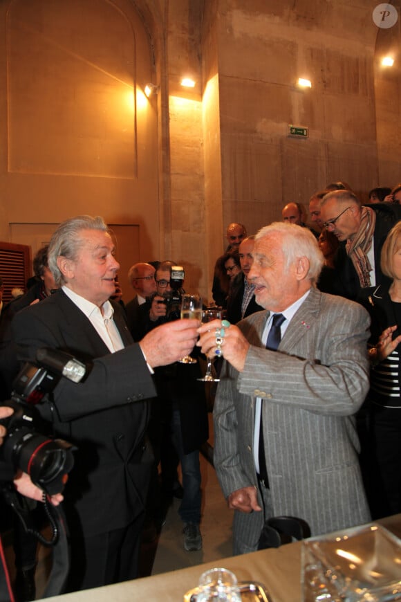 Alain Delon et Jean-Paul Belmondo - Remise du 70ème prix du polar "Quai des Orfèvres 2017" par la marraine l'actrice Alice Taglioni, à Pierre Pouchairet pour son livre "Mortels Traffics" à Paris. Le 15 novembre 2016, en présence d'Alain Delon et Jean-Paul Belmondo qui ont reçu des médailles. © Didier Sabardin/Bestimage