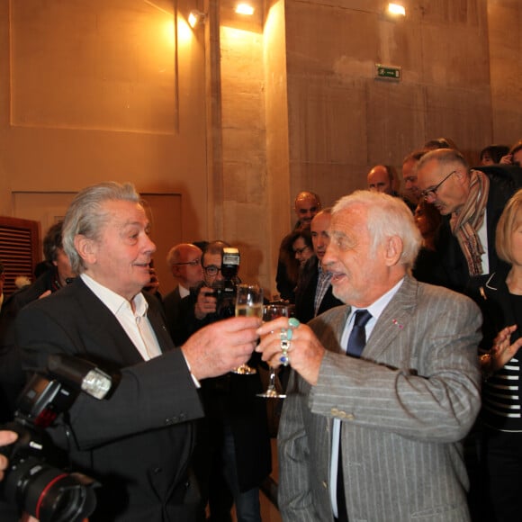 Alain Delon et Jean-Paul Belmondo - Remise du 70ème prix du polar "Quai des Orfèvres 2017" par la marraine l'actrice Alice Taglioni, à Pierre Pouchairet pour son livre "Mortels Traffics" à Paris. Le 15 novembre 2016, en présence d'Alain Delon et Jean-Paul Belmondo qui ont reçu des médailles. © Didier Sabardin/Bestimage