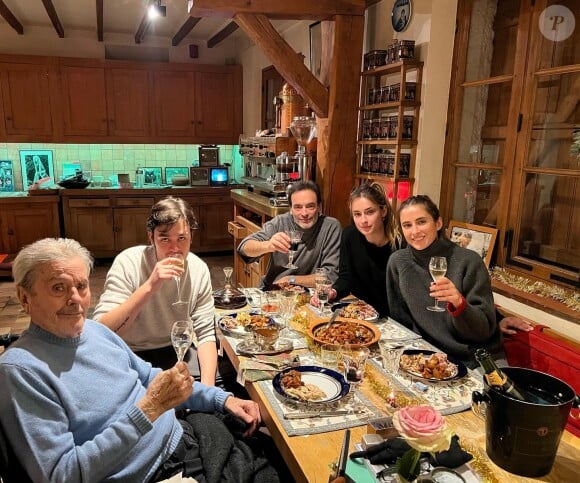 Alain Delon en famille pour Noël à Douchy.