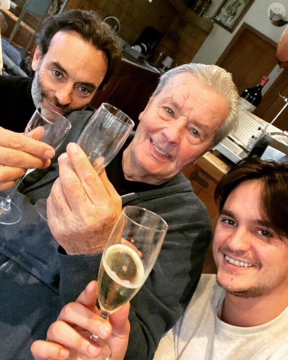 Alain-Fabien Delon a partagé une photo avec son père Alain Delon et son frère Anthony Delon sur Instagram pour les 86 ans d'Alain Delon en novembre 2021.