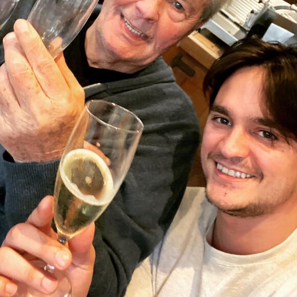 Alain-Fabien Delon a partagé une photo avec son père Alain Delon et son frère Anthony Delon sur Instagram pour les 86 ans d'Alain Delon en novembre 2021.