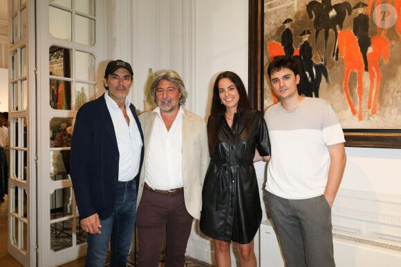 Exclusif - Anthony Delon, Arnaud Cornette de Saint Cyr, Anouchka Delon et Alain-Fabien Delon au cocktail à l'issue de la conférence de presse pour la vente de la collection Alain Delon chez Bonhams Cornette de Saint Cyr à Paris le 19 juin 2023. © Coadic Guirec/Bestimage 