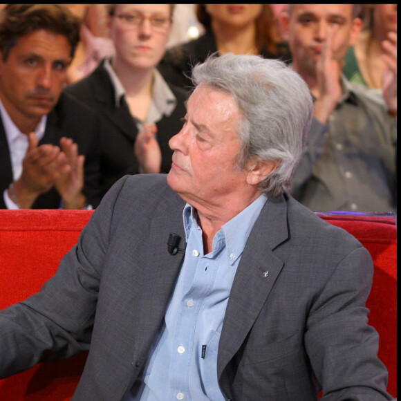 Le célèbre comédien est mort à l'âge de 88 ans le dimanche 18 août 2024
Archive - Alain Delon et son fils aîné Anthony Delon dans l'émission Vivement dimanche. © Guillaume Gaffiot/bestimage