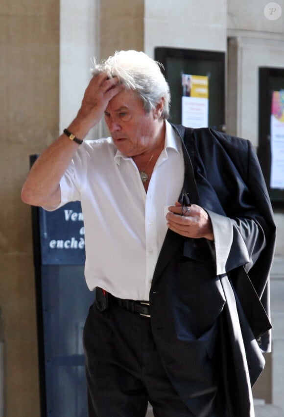 Cependant, ils ont été contraints d'y renoncer en raison de capacité d'accueil limitée du lieu de culte
Alain Delon