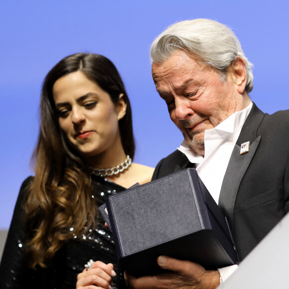 Ce sont ses trois enfants qui ont annoncé la nouvelle dans un communiqué
Alain Delon (avec un badge Paris Match d'une ancienne couverture du magazine titrant "Alain Delon, mes deux amours, Rosalie et Anouchka) et sa fille Anouchka (Robe Elie Saab) - Remise de la Palme d'Honneur à Alain Delon lors du 72ème Festival International du Film de Cannes. © Jacovides-Moreau / Bestimage