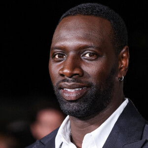 Enorme portail et voitures garées à l'extérieur
Omar Sy à la première de "The Book of Clarence" à Los Angeles le 5 janvier 2024.