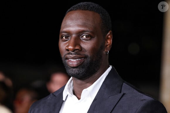 Enorme portail et voitures garées à l'extérieur
Omar Sy à la première de "The Book of Clarence" à Los Angeles le 5 janvier 2024.