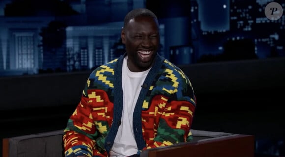 Omar Sy révèle à Jimmy Kimmel qu'il a appris l'anglais en regardant "L'Incroyable Famille Kardashian", une fois installé aux Etats-Unis. Il a d'abord essayé de parfaire son apprentissage en regardant la chaîne d'informations continue CNN mais le débit de parole était trop rapide. L'acteur français était sur le plateau de l'émission "Jimmy Kimmel Live" pour la promotion de la deuxième saison de la série "Arsène Lupin" (Netflix). Los Angeles. Le 15 juin 2021. 