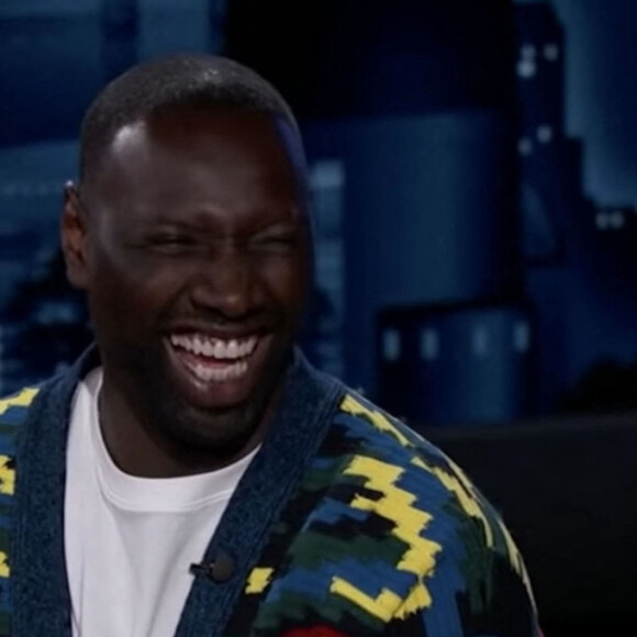 Omar Sy révèle à Jimmy Kimmel qu'il a appris l'anglais en regardant "L'Incroyable Famille Kardashian", une fois installé aux Etats-Unis. Il a d'abord essayé de parfaire son apprentissage en regardant la chaîne d'informations continue CNN mais le débit de parole était trop rapide. L'acteur français était sur le plateau de l'émission "Jimmy Kimmel Live" pour la promotion de la deuxième saison de la série "Arsène Lupin" (Netflix). Los Angeles. Le 15 juin 2021. 