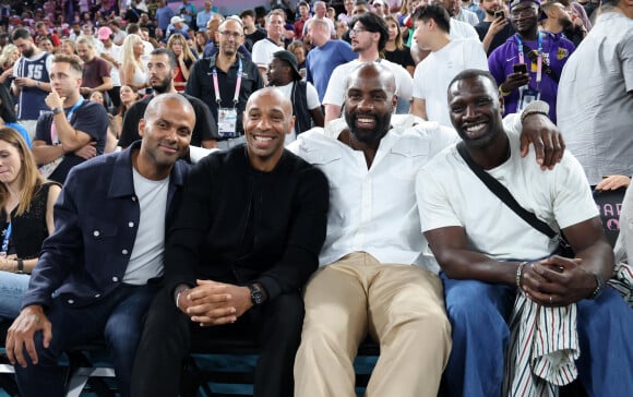 Tony Parker, Thierry Henry, Teddy Riner, Omar Sy - Les célébrités en tribunes pendant la finale de basketball opposant les Etats-Unis à la France (98-87) lors des Jeux Olympiques de Paris 2024 (JO) à l'Arena Bercy, à Paris, France, le 10 août 2024. © Jacovides-Perusseau/Bestimage 