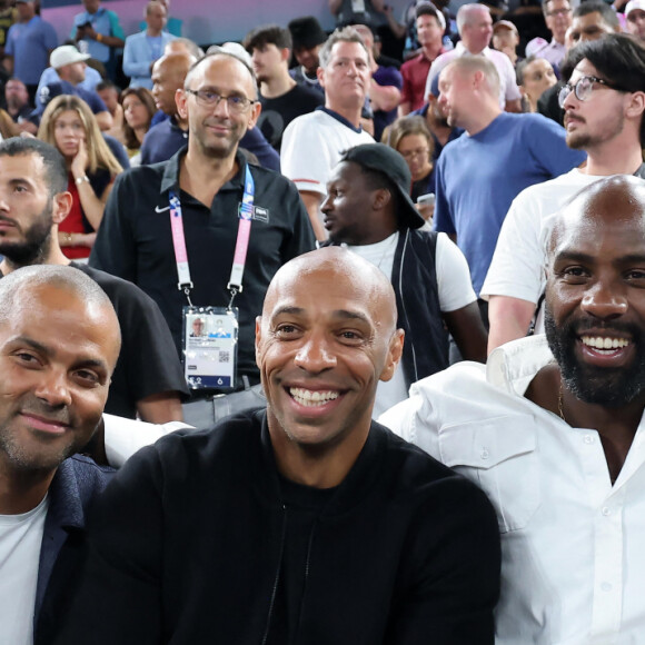 Tony Parker, Thierry Henry, Teddy Riner, Omar Sy - Les célébrités en tribunes pendant la finale de basketball opposant les Etats-Unis à la France (98-87) lors des Jeux Olympiques de Paris 2024 (JO) à l'Arena Bercy, à Paris, France, le 10 août 2024. © Jacovides-Perusseau/Bestimage 