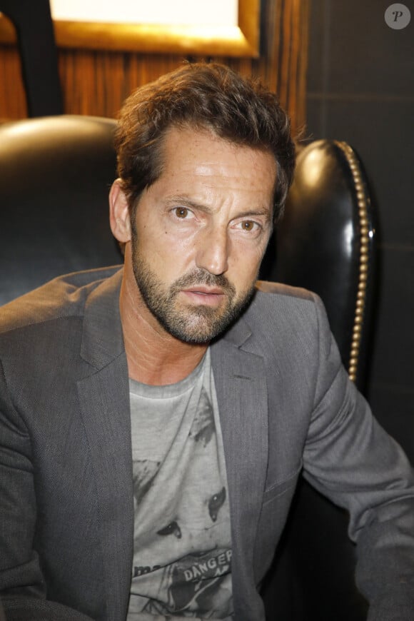 Pour cause, le comédien était victime d'une grosse mésaventure.
Exclusif - Frédéric Diefenthal - People au défilé de mode "Tania Valenti" au Sofitel à Paris, lors de la fashion week. Le 30 septembre 2021 © Christophe Aubert via Bestimage