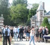 Les fans rendent hommage à Alain Delon devant la grille de sa propriété à Douchy-Montcorbon pendant ses obsèques le 24 août 2024. 