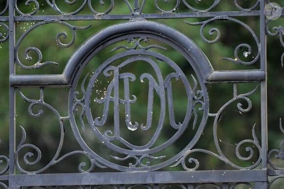 Les lettres forgées "A&M" pour Alain et Mireille sur la grille de l'entrée de la propriété d'Alain Delon à Douchy-Montcorbon le 24 août 2024. 