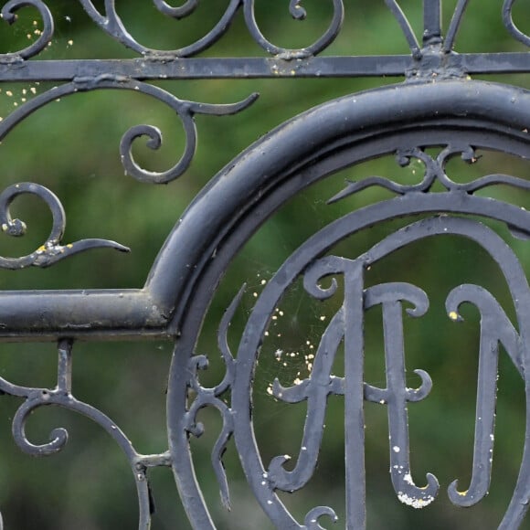 Les lettres forgées "A&M" pour Alain et Mireille sur la grille de l'entrée de la propriété d'Alain Delon à Douchy-Montcorbon le 24 août 2024. 