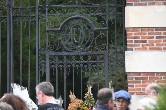 Les lettres forgées "A&M" pour Alain et Mireille sur la grille de l'entrée de la propriété d'Alain Delon à Douchy-Montcorbon le 24 août 2024. 