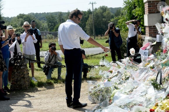 Anthony Delon et son demi-frère Alain-Fabien découvrent les hommages devant les grilles de la propriété de Douchy, quelques heures avant les obsèques de leur père, A.Delon, le 24 août 2024. Décédé le 18 août 2024, l'acteur a rendu son dernier souffle, entouré des siens dans sa propriété de Douchy, où il sera inhumé, le 24 août 2024 vers 17 heures dans une chapelle, construite il y a une vingtaine d'années.