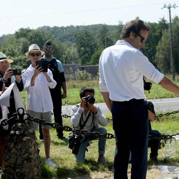 Anthony Delon et son demi-frère Alain-Fabien découvrent les hommages devant les grilles de la propriété de Douchy, quelques heures avant les obsèques de leur père, A.Delon, le 24 août 2024. Décédé le 18 août 2024, l'acteur a rendu son dernier souffle, entouré des siens dans sa propriété de Douchy, où il sera inhumé, le 24 août 2024 vers 17 heures dans une chapelle, construite il y a une vingtaine d'années.