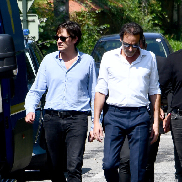 Anthony Delon et son demi-frère Alain-Fabien découvrent les hommages devant les grilles de la propriété de Douchy, quelques heures avant les obsèques de leur père, A.Delon, le 24 août 2024. Décédé le 18 août 2024, l'acteur a rendu son dernier souffle, entouré des siens dans sa propriété de Douchy, où il sera inhumé, le 24 août 2024 vers 17 heures dans une chapelle, construite il y a une vingtaine d'années.