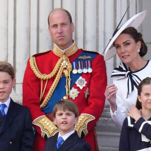 Le prince George, le prince Louis, la princesse Charlotte, le prince William, prince de Galles et Catherine Kate Middleton, princesse de Galles - Les membres de la famille royale britannique au balcon du Palais de Buckingham lors de la parade militaire "Trooping the Colour" à Londres le 15 juin 2024 © Julien Burton / Bestimage