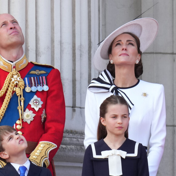 Le prince George, le prince Louis, la princesse Charlotte, le prince William, prince de Galles et Catherine Kate Middleton, princesse de Galles - Les membres de la famille royale britannique au balcon du Palais de Buckingham lors de la parade militaire "Trooping the Colour" à Londres le 15 juin 2024 © Julien Burton / Bestimage