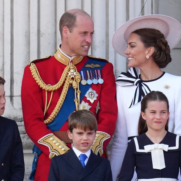 Le prince William, prince de Galles, Catherine Kate Middleton, princesse de Galles, le prince George, le prince Louis et la princesse Charlotte - Les membres de la famille royale britannique au balcon du Palais de Buckingham lors de la parade militaire "Trooping the Colour" à Londres le 15 juin 2024 © Julien Burton / Bestimage