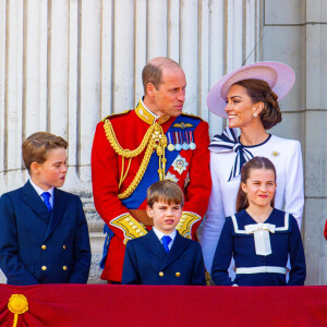 Le prince George, le prince Louis, la princesse Charlotte, le prince William, prince de Galles, Catherine Kate Middleton, princesse de Galles, le roi Charles III d'Angleterre, la reine consort Camilla - Les membres de la famille royale britannique au balcon du Palais de Buckingham lors de la parade militaire "Trooping the Colour" à Londres le 15 juin 2024 © Julien Burton / Bestimage