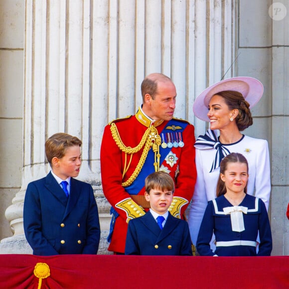 Le prince George, le prince Louis, la princesse Charlotte, le prince William, prince de Galles, Catherine Kate Middleton, princesse de Galles, le roi Charles III d'Angleterre, la reine consort Camilla - Les membres de la famille royale britannique au balcon du Palais de Buckingham lors de la parade militaire "Trooping the Colour" à Londres le 15 juin 2024 © Julien Burton / Bestimage