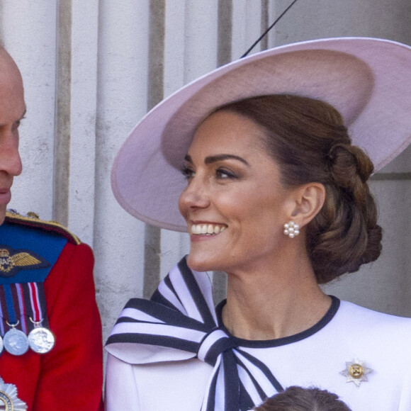 Le prince William, prince de Galles, Catherine (Kate) Middleton, princesse de Galles - Les membres de la famille royale britannique au balcon du Palais de Buckingham lors de la parade militaire "Trooping the Colour" à Londres, Royaume Uni, le 15 juin 2024. © Ian Vogler/MirrorPix/Bestimage