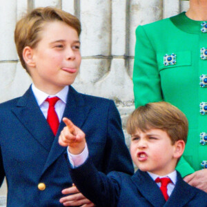 Le prince George, le prince Louis, la princesse Charlotte, le prince William, prince de Galles, Catherine Kate Middleton, princesse de Galles, le roi Charles III d'Angleterre, la reine consort Camilla - Les membres de la famille royale britannique au balcon du Palais de Buckingham lors de la parade militaire "Trooping the Colour" à Londres le 15 juin 2024 © Julien Burton / Bestimage