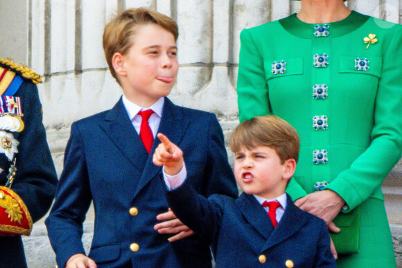 Le prince George, le prince Louis, la princesse Charlotte, le prince William, prince de Galles, Catherine Kate Middleton, princesse de Galles, le roi Charles III d'Angleterre, la reine consort Camilla - Les membres de la famille royale britannique au balcon du Palais de Buckingham lors de la parade militaire "Trooping the Colour" à Londres le 15 juin 2024 © Julien Burton / Bestimage