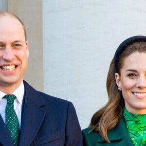 Le couple a déjà voyagé à de nombreuses reprises avec George, Charlotte et Louis mais ne sont encore jamais allés tous ensemble sur un continent qui leur fait de l'oeil. 
Kate Middleton et le prince William à Londres.