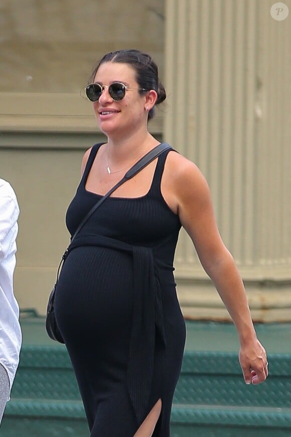 Dimanche 25 août, Léa a annoncé la naissance d'Emery Sol après avoir connu des difficultés à tomber enceinte une deuxième fois. Une heureuse nouvelle donc qui apporte beaucoup de lumière à la famille Reich. 
Enceinte, Lea Michele apparait le ventre bien arrondi dans les rues de New York