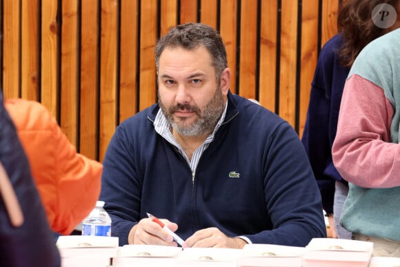 Un challenge qui lui a permis de perdre énormément de poids en seulement quelques mois. 
Bruce Toussaint - 41ème Foire du Livre de Brive à La Halle Brassens le 12 novembre 2023. © Jean-Marc Lhomer/Bestimage