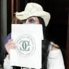 Cher sort d'un centre médical de Beverly Hills le 24 mars 2010
