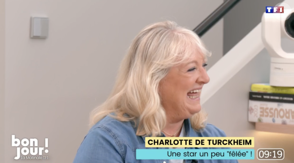 "En fait les vacances, c'est ici", s'amuse la comédienne sur le plateau de "Bonjour !"
Charlotte de Turckheim dans l'émission "Bonjour !" sur TF1.
