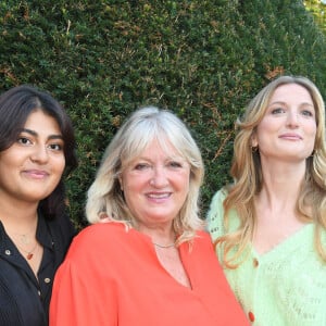 La comédienne est la mère de trois filles, Julia, Clara et Johanna
 
Charlotte de Turckheim et ses filles Jeanne et Johanna Piaton de Turckheim - Photocall du film "Mince alors 2 : La rechute" lors du 14ème Festival du Film Francophone d'Angoulême. Le 25 août 2021 © Coadic Guirec / Bestimage