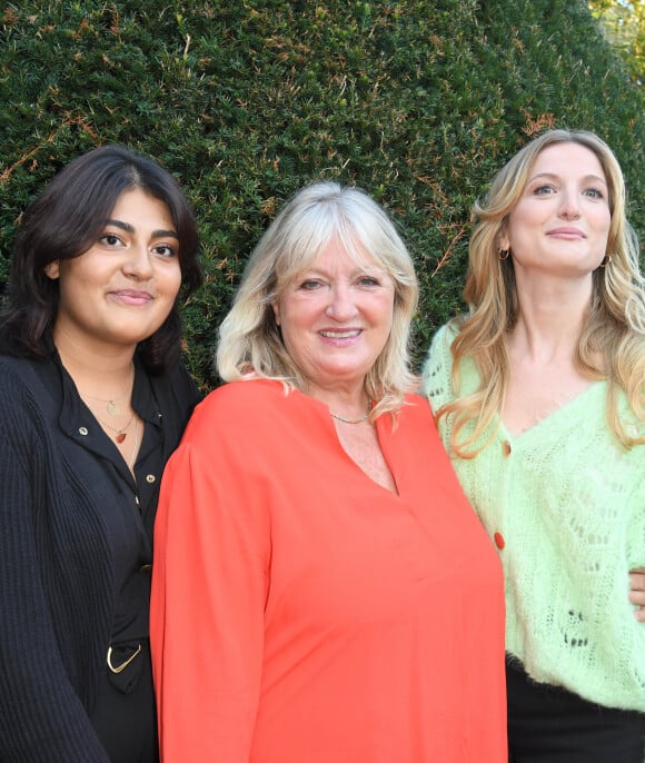 La comédienne est la mère de trois filles, Julia, Clara et Johanna
 
Charlotte de Turckheim et ses filles Jeanne et Johanna Piaton de Turckheim - Photocall du film "Mince alors 2 : La rechute" lors du 14ème Festival du Film Francophone d'Angoulême. Le 25 août 2021 © Coadic Guirec / Bestimage