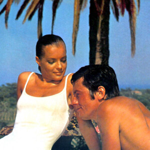 Alain Delon et Romy Schneider sur le tournage du film "La piscine".