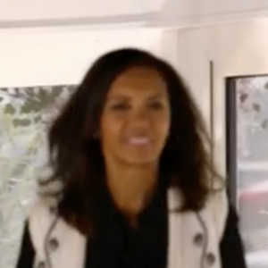 Son petit gilet sans manche très tendance ? Il faudra faire un tour chez Kujten pour vous le procurer.
Karine Le Marchand dans L'amour est dans le pré, sur M6.