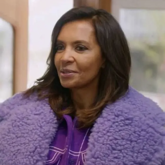 Karine Le Marchand icône mode ? Son manteau Topshop ne peut que confirmer !
Karine Le Marchand dans L'amour est dans le pré, sur M6.