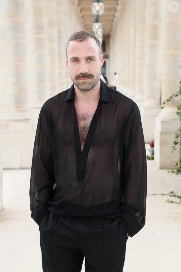 C'est le styliste français Louis-Gabriel Nouchi qui a été chargé de concevoir plus de 700 tenues
 
Louis-Gabriel Nouchi - 35ème édition des "Trophées ANDAM" dans les jardins du Palais Royal à Paris, France, le 27 juin 2024. © Christophe Clovis / Bestimage